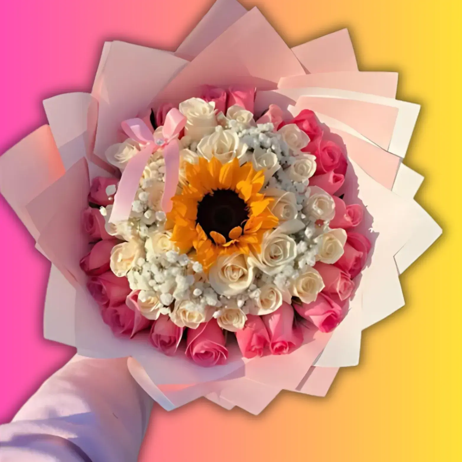 Ramo de rosas blancas y rosas rosas con girasol central y follaje, entrega a domicilio en CDMX y Estado de México