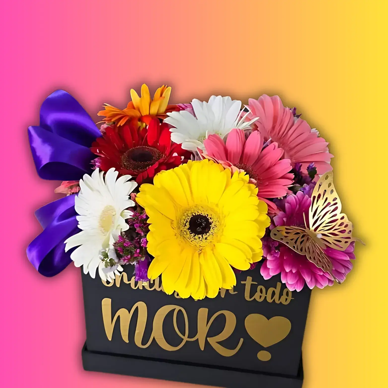 Arreglo floral con gerberas amarillas, rojas, rosas y blancas en base decorativa negra con moño morado y mariposa dorada, entrega a domicilio en CDMX y Estado de México.