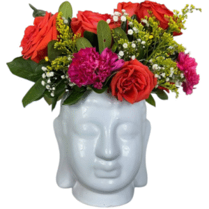 Arreglo en florero cabeza blanca con rosas naranjas y rojas, claveles fucsia, gypsophila y follaje verde.