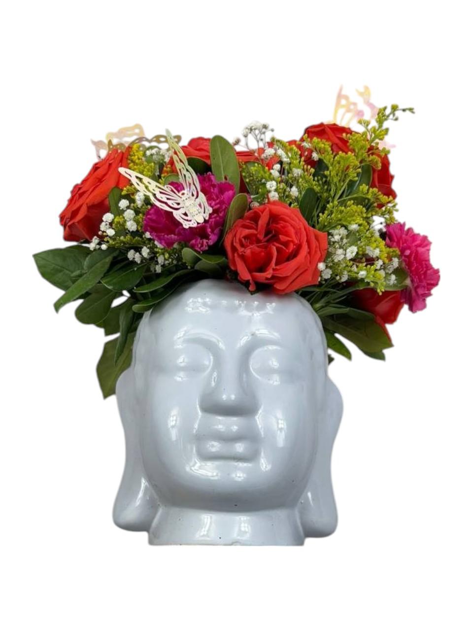 Arreglo Floral de Rosas con Mariposas | Buda Alado 2 Arreglo Floral de Rosas con Mariposas | Buda Alado - Imagen de 2