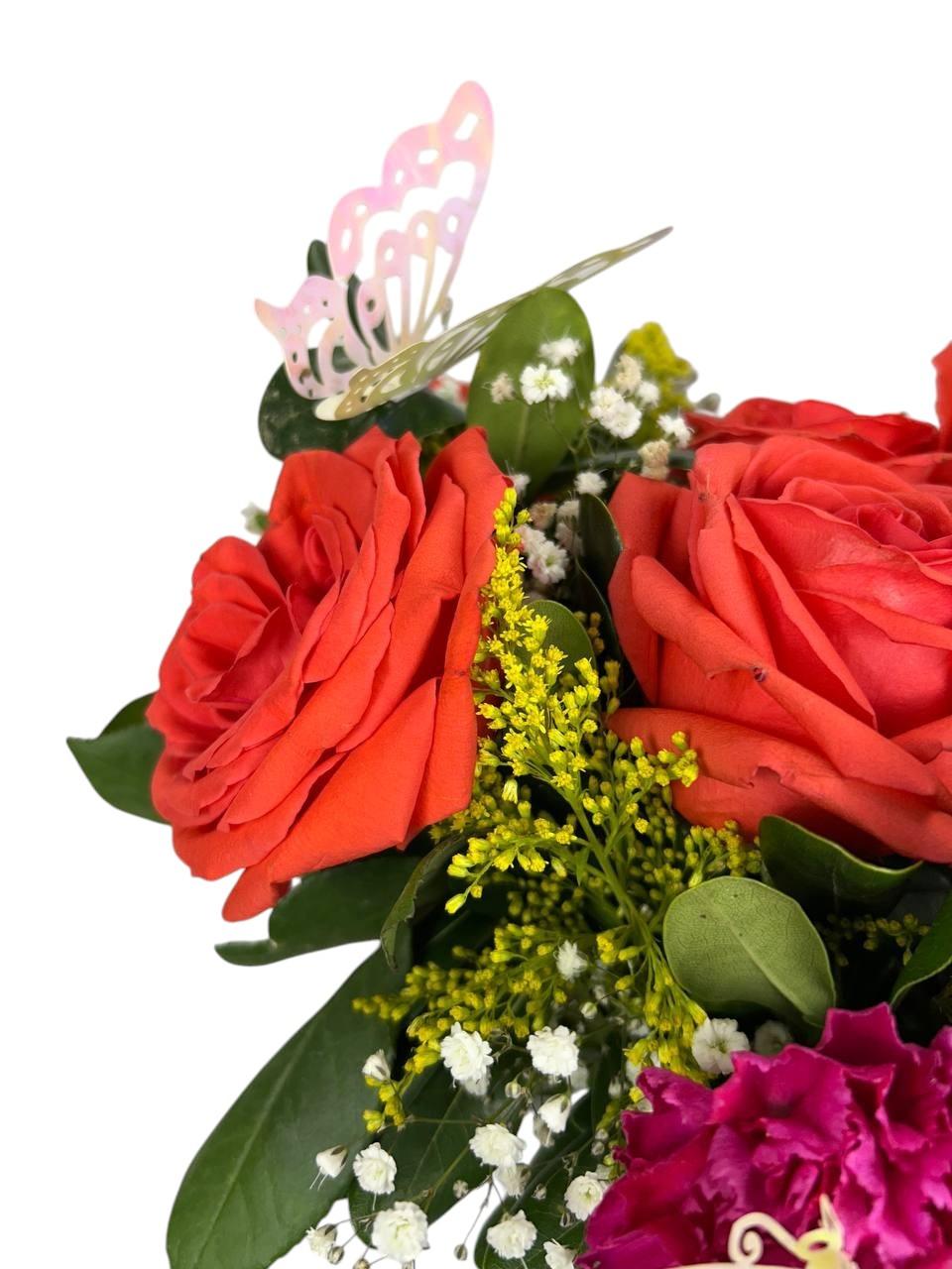 Arreglo Floral de Rosas con Mariposas | Buda Alado 4 Arreglo Floral de Rosas con Mariposas | Buda Alado - Imagen de 4