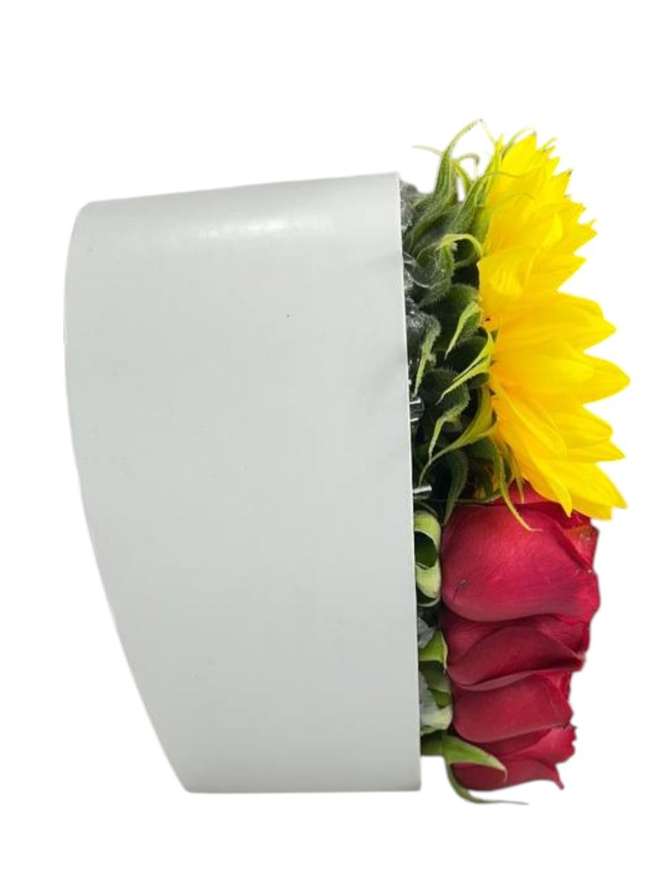 Arreglo Floral de 40 Rosas y Girasoles | Corazón Enamorado 4 Arreglo Floral de 40 Rosas y Girasoles | Corazón Enamorado - Imagen de 4