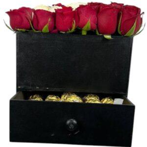 Arreglo Floral de Rosas con Ferrero | Joyero Dulce Luz