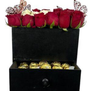 Arreglo Floral de Rosas con Ferrero, Mariposas | Joyero Encanto Mariposa