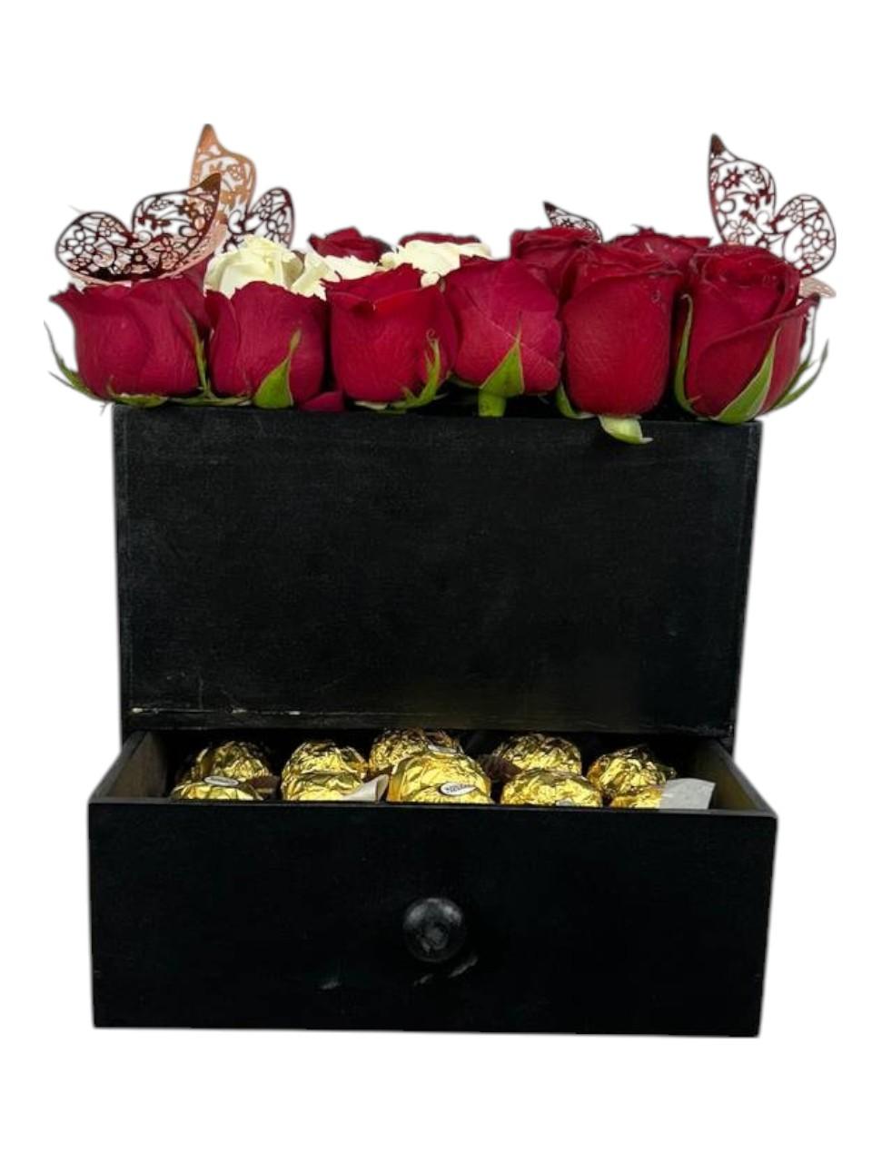 Arreglo Floral de Rosas con Ferrero, Mariposas | Joyero Encanto Mariposa 1 Arreglo Floral de Rosas con Ferrero, Mariposas | Joyero Encanto Mariposa