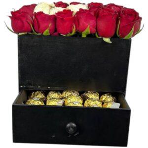 Arreglo Floral de Rosas con Ferrero | Joyero Amor Eterno