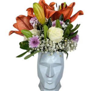 Arreglo en florero rostro blanco con lirios naranjas, rosas blancas, gypsophila, flores lila y luces LED.