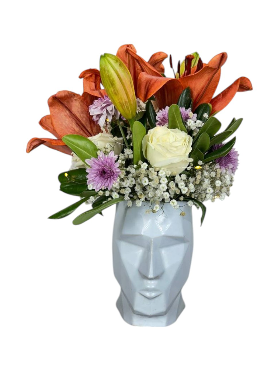 Arreglo Floral de Rosas con Luz | Esencia Serena 1 Arreglo en florero rostro blanco con lirios naranjas, rosas blancas, gypsophila, flores lila y luces LED.