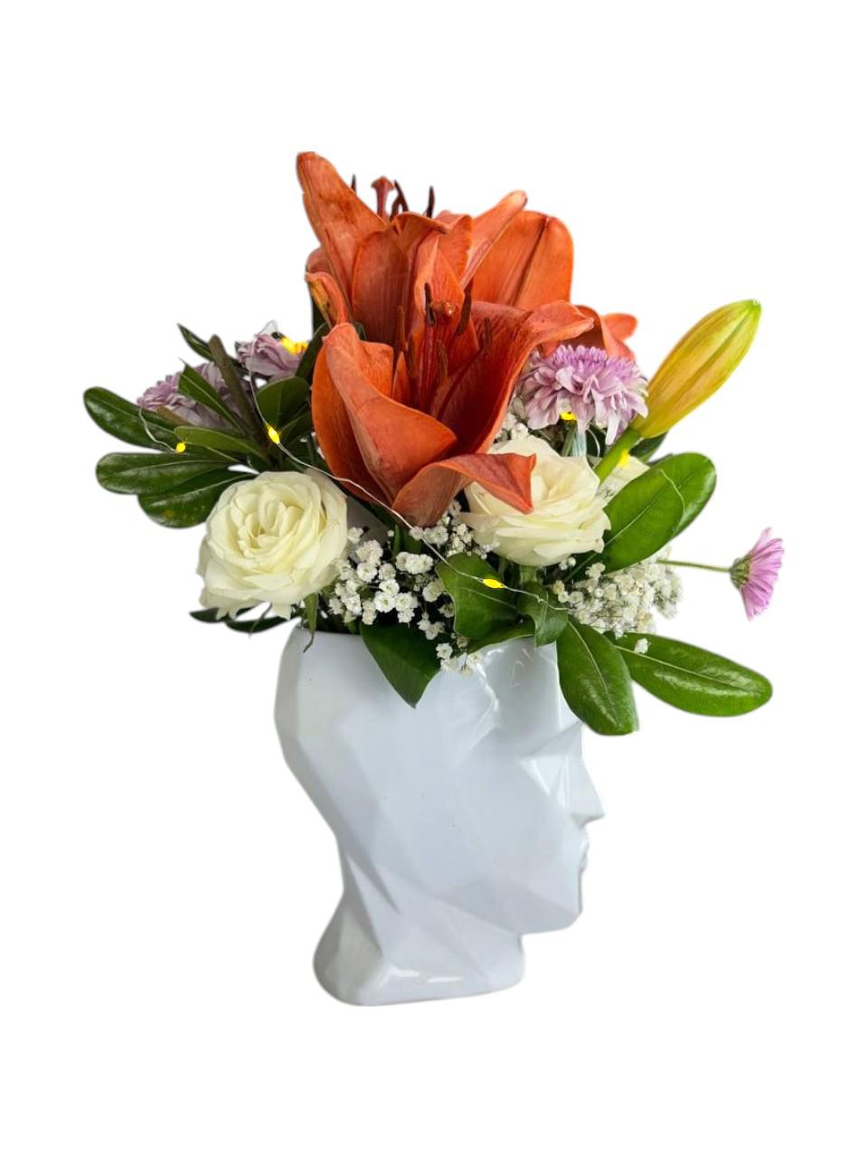 Arreglo Floral de Rosas con Luz | Esencia Serena 4 Arreglo en florero rostro blanco con lirios naranjas, rosas blancas, gypsophila, flores lila y luces LED.