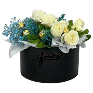 Arreglo en caja negra con rosas blancas, gypsophila azul y chocolates Ferrero Rocher.