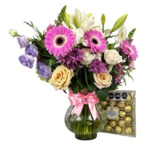 Arreglo Floral de Rosas y Gerberas con Ferrero | Encanto Delicado