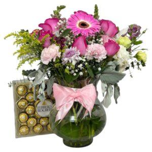 Arreglo Floral de Rosas con Ferrero | Fucsia Encantador