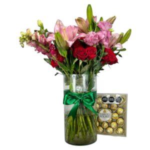 Arreglo Floral de Rosas con Ferrero | Escarlata Dulce Ferrero
