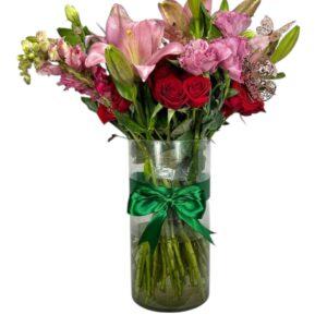 Arreglo Floral de Rosas con Mariposas | Pasión Escarlata