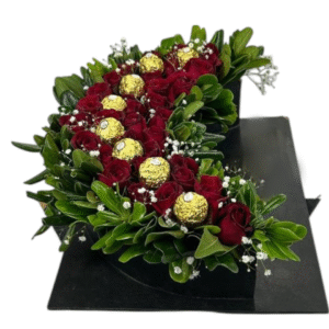 Arreglo de rosas rojas en media luna con Ferrero Rocher y gypsophila sobre base negra.