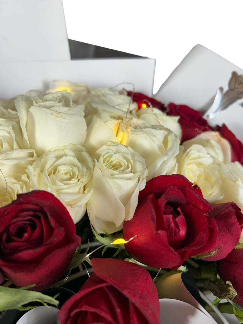 Arreglo Floral de Lilis y Rosas con Luz | Luna de Luz 4 Arreglo Floral de Lilis y Rosas con Luz | Luna de Luz - Imagen de 4