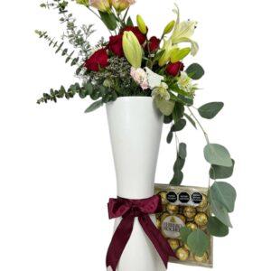 Arreglo Floral de Rosas con Ferrero | Toque Romántico