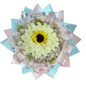 Ramo de 50 Rosas Blancas y Girasoles | Claridad Floral