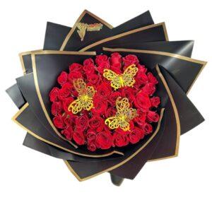 Ramo de 50 Rosas Rojas con Mariposas | Jardín de Amor Nocturno