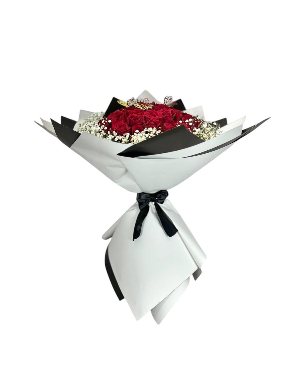 Ramo de 50 Rosas Rojas con Mariposas | Rosa de Media Noche 3 Ramo de 50 Rosas Rojas con Mariposas | Rosa de Media Noche - Imagen de 3