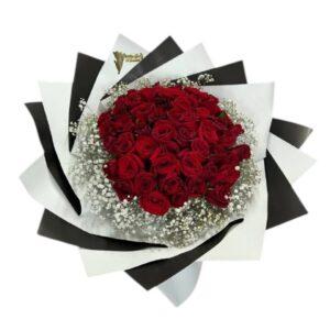 Ramo de 50 Rosas Rojas| Amor Clásico Blanco y Negro