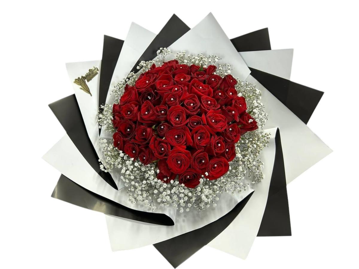 Ramo de 50 Rosas Rojas con perlas y diamantes | Amor de Lujo 1 Ramo de 50 Rosas Rojas con perlas y diamantes | Amor de Lujo