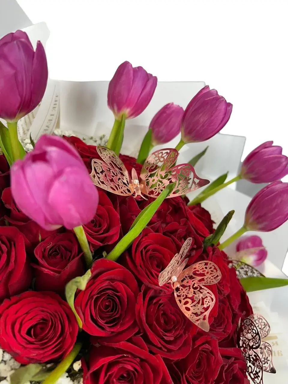 Ramo de 50 Rosas Rojas y Tulipanes con Mariposas | Jardín Encantado 4 Ramo de 50 Rosas Rojas y Tulipanes con Mariposas | Jardín Encantado - Imagen de 4