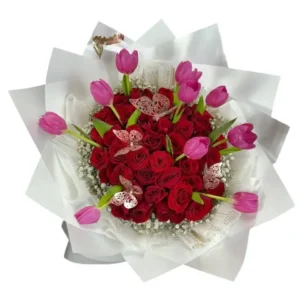 Ramo de 50 Rosas Rojas y Tulipanes con Mariposas | Jardín Encantado