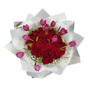 Ramo de 50 Rosas Rojas y Tulipanes | Fucsia de Amor