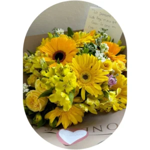 Ramo de 12 Rosas Amarillas con 4 Piezas de Gerbera y Follaje Mixto | Flores Amarillas