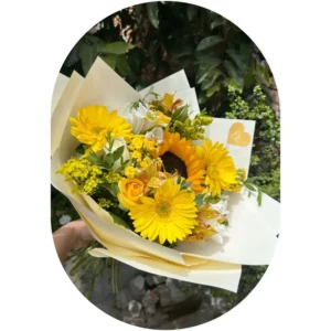 Ramo de 6 Rosas Amarillas, 3 Gerberas y 1 Pieza de Girasol con Follaje Mixto | Flores Amarillas
