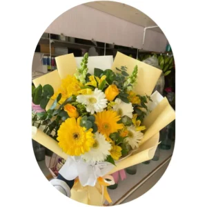 Ramo de 6 Rosas Amarillas, 5 Gerberas Amarillas y 5 Gerberas Blancas con Follajes Mixtos | Flores Amarillas